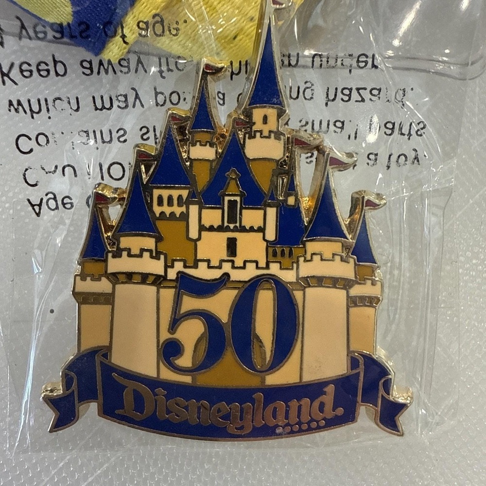 Disney Cast Exclusive 50th Anniversary Gold & Enamel Castle Pin And Lanyard New